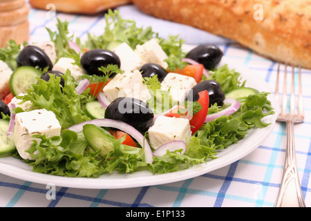 Griechischer Salat, gigantische schwarze Oliven, Schafe Käse, Brot, Nahaufnahme Stockfoto