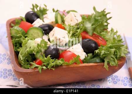 Mediterraner Salat, gigantische schwarze Oliven, Schafe Käse, Nahaufnahme Stockfoto