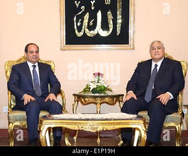 Kairo, Ägypten. 8. Juni 2014. Ägyptische Präsident Abdel-Fattah al-Sisi (L) trifft sich mit interim Präsident Adly Mansour in Kairo, die Hauptstadt von Ägypten, am 8. Juni 2014. Ehemaligen Armee Chef Abdel-Fattah al-Sisi wurde an das Oberste Verfassungsgericht als neuen Präsidenten Ägyptens am Sonntag, fast ein Jahr nach dem Sturz des islamistischen Präsidenten Mohamed Morsi vereidigt. Bildnachweis: Xinhua/Alamy Live-Nachrichten Stockfoto