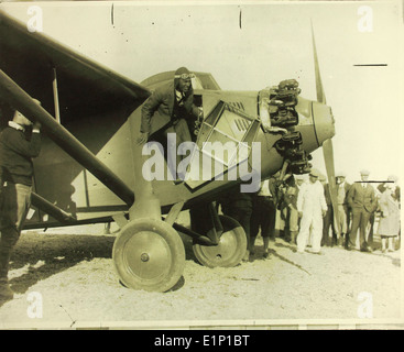 Die NX869, ein Travel Air 5000, wurde 1927 von William V. Davis beim Dole Air Race, einem historischen Luftfahrtereignis, geleitet. Dieses von Travel Air hergestellte Flugzeug war für seine Leistung bei Langstreckenrennen bekannt. Das Bild des Künstlers Arthur C. Goebel erinnert an Davis Teilnahme an diesem bedeutenden Rennen. Stockfoto