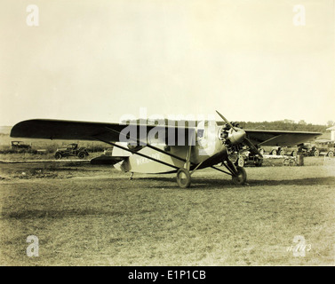 Dieses Kunstwerk zeigt das Dole Air Race, bei dem Arthur C. Goebel und William V. Davis 1927 den Travel Air 5000, NX869, von Kalifornien nach Hawaii steuerten. Ihr waghalsiger Flug war Teil eines historischen Luftfahrt-Rennens über den Pazifik. Stockfoto