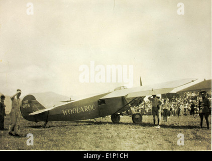 Das Dole Air Race von 1927, an das in diesem Kunstwerk erinnert wurde, war ein historischer Wettkampf, der von Kalifornien nach Hawaii flog. Das Rennen wurde von Arthur Goebel im Travel Air 5000, NX869, gesteuert und begeisterte das Publikum. Goebels Flugzeug startete vom Wheeler Field in Oahu und markierte damit einen bedeutenden Meilenstein in der frühen Luftfahrt und im transpazifischen Flug. Stockfoto