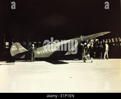 Dieses Kunstwerk erinnert an das Dole Air Race und zeigt NX869, einen Travel Air 5000, der von Arthur Goebel und William V. Davis gesteuert wurde. Das Rennen, das 1927 stattfand, war ein bedeutendes Ereignis in der Geschichte der Luftfahrt, das erste Langstreckenflüge hervorhob. Stockfoto