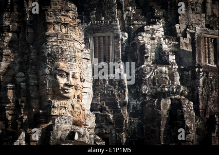 Alten Khmer-Architektur. Riesigen geschnitzten Buddha-Gesichter der Bayon-Tempel in Angkor Wat Komplex, Siem Reap, Kambodscha Stockfoto