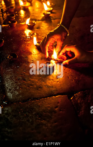 Menschen brennen Öllampen als religiöses Ritual in Hindu-Tempel. Indien Stockfoto