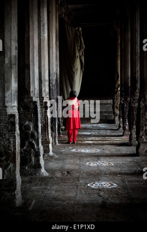 Indische Frau in bunten Sari betet Meenakshi-Tempel einen heiligen Ort für Hindus Indien Tamil Nadu Madurai Stockfoto