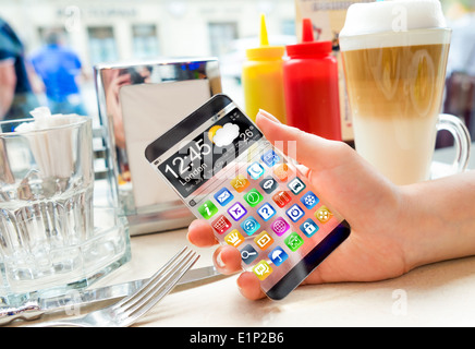 Smartphone mit transparenten Bildschirm in Menschenhand. Stockfoto