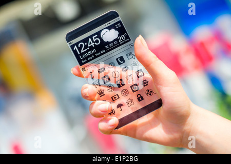 Smartphone mit transparenten Bildschirm in Menschenhand. Stockfoto