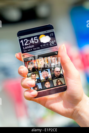 Smartphone mit transparenten Bildschirm in Menschenhand. Stockfoto