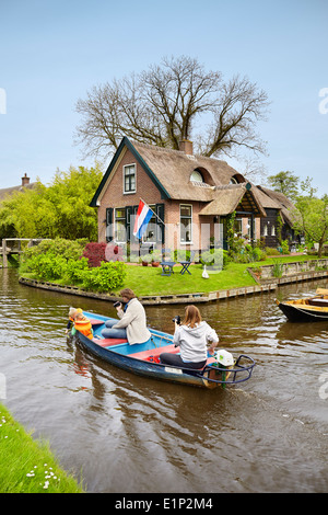 Touristen auf dem Boot Segeln auf dem Kanal, Dorf Giethoorn - Holland Niederlande Stockfoto
