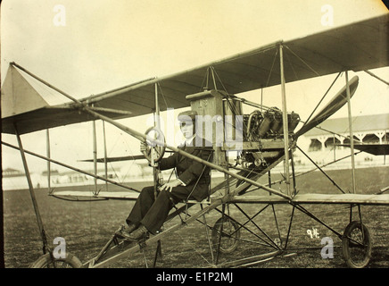 Dieses Foto von einer Flugschau in Coronado, Kalifornien, zeigt den Luftfahrtpionier Hugh Robinson, der für seine Curtiss-Flugzeuge bekannt ist. Robinson leistete bemerkenswerte Beiträge zur frühen Luftfahrt und nahm an verschiedenen Flugshows Teil, bei denen er seine Fähigkeiten als Flieger und die Fähigkeiten seines Flugzeugs zeigte. Stockfoto