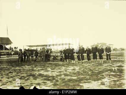 Dieses Foto zeigt eine lebendige Flugshow in Coronado, Kalifornien, mit einer Vielzahl von Flugzeugen im Flug. Flugshows wie diese sind wichtig für die öffentliche Beteiligung an der Luftfahrt und die Demonstration modernster Flugzeugtechnologie. Stockfoto