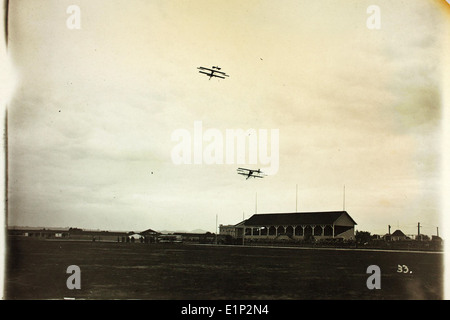 Dieses Foto von einer Flugschau in Coronado, Kalifornien, zeigt verschiedene Flugzeuge in Luftbildschirmen, die das Können der Piloten und die Fähigkeiten ihrer Flugzeuge während der öffentlichen Luftfahrt betonen. Stockfoto