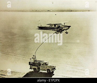 Dieser historische Flug von Tim Cook und seinem Co-Piloten stellte zwischen dem 4. Dezember 1958 und dem 7. Februar 1959 einen Ausdauerrekord in einer Cessna 172 auf. Der Flug startete von Blythe, Kalifornien, und war eine Ausdauerherausforderung. Er flog von der Landebahn des Hacienda Hotel. Es ist eine bemerkenswerte Leistung in der Geschichte der allgemeinen Luftfahrt, die die Fähigkeiten der Cessna 172 als Langzeit-Flugzeug demonstriert. Stockfoto