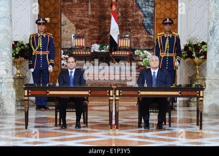 Kairo, Ägypten. 8. Juni 2014. Ägyptische Präsident Abdel-Fattah al-Sisi (L) und Interimspräsident Adli Mansour besucht die Übergabe der Zeremonie im Präsidentenpalast in Kairo, die Hauptstadt von Ägypten, am 8. Juni 2014. Ehemaligen Armee Chef Abdel-Fattah al-Sisi wurde an das Oberste Verfassungsgericht als neuen Präsidenten Ägyptens am Sonntag, fast ein Jahr nach dem Sturz des islamistischen Präsidenten Mohamed Morsi vereidigt. Bildnachweis: Xinhua/Alamy Live-Nachrichten Stockfoto