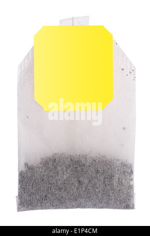 Teebeutel mit gelben Aufkleber, isoliert auf weißem Hintergrund Stockfoto