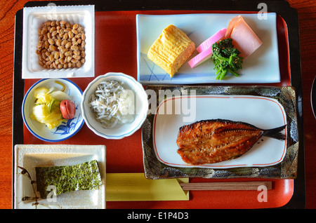 Frühstück in einem Ryokan in Japan. Stockfoto