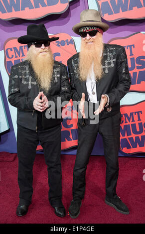 4. Juni 2014 - Nashville, Tennessee; USA - (L-R) Bass-Gitarrist DUSTY HILL und Gitarrist BILLY GIBBONS der Band ZZ TOP kommt auf dem roten Teppich bei den CMT Music Awards, die in der Bridgestone Arena stattfand. Copyright 2014 Jason Moore. Jason Moore/ZUMAPRESS.com/Alamy © Live-Nachrichten Stockfoto