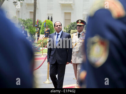 Kairo, Ägypten. 8. Juni 2014. In diesem Bild von Ägyptens staatliche Nachrichtenagentur MENA veröffentlicht Ehren Präsident Abdel-Fattah el-Sissi Bewertungen Wachen während seiner Einweihung in den Präsidentenpalast in Kairo, Ägypten, Sonntag, 8. Juni 2014. Ägyptens neu geschworen in Präsident fordert seines Landes Sonntag, um eine stabilere Zukunft zu bauen, nach Jahren der Unruhe und Aufruhr, bat sie, hart zu arbeiten, so dass ihre Rechte und Freiheiten wachsen könnte. Stockfoto