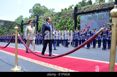 Kairo, Ägypten. 8. Juni 2014. In diesem Bild von Ägyptens staatliche Nachrichtenagentur MENA veröffentlicht Ehren Präsident Abdel-Fattah el-Sissi Bewertungen Wachen während seiner Einweihung in den Präsidentenpalast in Kairo, Ägypten, Sonntag, 8. Juni 2014. Ägyptens neu geschworen in Präsident fordert seines Landes Sonntag, um eine stabilere Zukunft zu bauen, nach Jahren der Unruhe und Aufruhr, bat sie, hart zu arbeiten, so dass ihre Rechte und Freiheiten wachsen könnte. Stockfoto