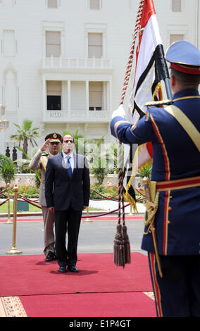 Kairo, Ägypten. 8. Juni 2014. In diesem Bild von Ägyptens staatliche Nachrichtenagentur MENA veröffentlicht Ehren Präsident Abdel-Fattah el-Sissi Bewertungen Wachen während seiner Einweihung in den Präsidentenpalast in Kairo, Ägypten, Sonntag, 8. Juni 2014. Ägyptens neu geschworen in Präsident fordert seines Landes Sonntag, um eine stabilere Zukunft zu bauen, nach Jahren der Unruhe und Aufruhr, bat sie, hart zu arbeiten, so dass ihre Rechte und Freiheiten wachsen könnte. Stockfoto