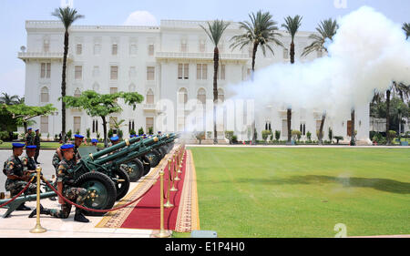 Kairo, Ägypten. 8. Juni 2014. Im Bild von Ägyptens staatliche Nachrichtenagentur MENA veröffentlicht Feuer Mitglieder der Republikanischen Garde 21 Salutschüsse während der Eröffnungszeremonie der Präsident Abdel-Fattah el-Sissi in den Präsidentenpalast in Kairo, Ägypten, Sonntag, 8. Juni 2014. Ägyptens neu geschworen in Präsident fordert seines Landes Sonntag, um eine stabilere Zukunft zu bauen, nach Jahren der Unruhe und Aufruhr, bat sie, hart zu arbeiten, so dass ihre Rechte und Freiheiten wachsen könnte. Pensionierten Feldmarschall El-Sissi, ist der ehemalige Militärchef, die Ägypten verdrängt erstmals frei führend im Juli vergangenen Jahres angesprochen gewählt Stockfoto