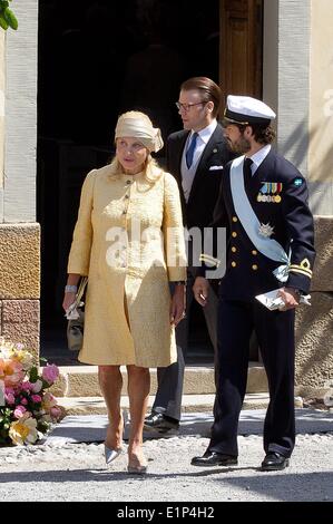 Stockholm, Schweden, 8. Juni 2014. Eva Maria O'Neill, Prinz Carl Philip von Schweden und Prinz Daniel (Hintergrund) verlassen nach der Taufe von Prinzessin Leonore Drottningholm Palace außerhalb von Stockholm, Schweden, 8. Juni 2014. Foto: Albert Nieboer/RPE - NO WIRE SERVICE - Kredit: Patrick van Katwijk/Dpa/Alamy Live News Stockfoto