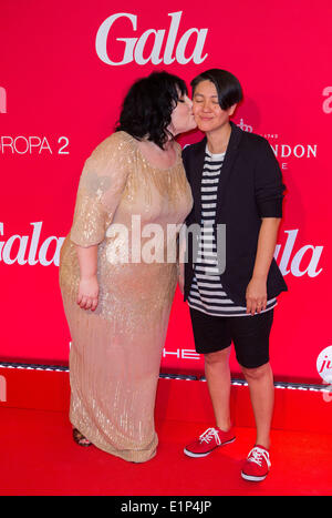 Hamburg, Deutschland. 7. Juni 2014. Sängerin Beth Ditto (L) und seine Frau Kristin Ogata besuchen den 20. Jahrestag der Zeitschrift Gala an Bord der MS Europa 2 in Hamburg, Deutschland, 7. Juni 2014. Foto: Georg Wendt/Dpa/Alamy Live News Stockfoto