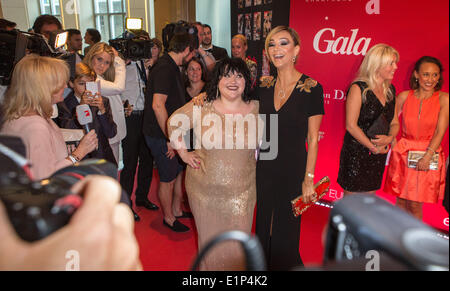 Hamburg, Deutschland. 7. Juni 2014. Sängerin Beth Ditto (L) und deutsche Promi Verona Pooth besuchen den 20. Jahrestag der Gala Magazin an Bord der MS Europa 2 in Hamburg, Deutschland, 7. Juni 2014. Foto: Georg Wendt/Dpa/Alamy Live News Stockfoto