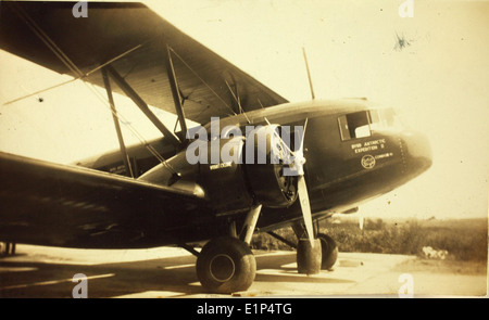 1932 begann die Byrd Antarctic Expedition einen historischen Flug nach Little America, einem wichtigen Ort in der Antarktis. Die Mission unter der Leitung des Entdeckers Richard E. Byrd war ein wichtiger Schritt bei der Erkundung und Kartierung der Antarktis und trug zu den Anfängen der Polarluftfahrt bei. Stockfoto