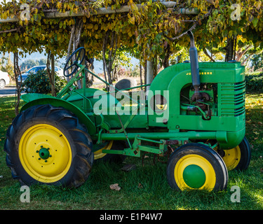 Vintage John Deere Traktor auf dem Display auf einem Bauernhof. Parkdale Oregon Stockfoto