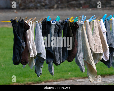 Socken auf einer Wäscheleine, Cornwall, UK Stockfoto