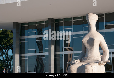 Das Oberste Bundesgericht & die Skulptur "Der Justiz" von Alfredo Ceschiatti auf der Plaza von den drei Mächten Brasilia Stockfoto