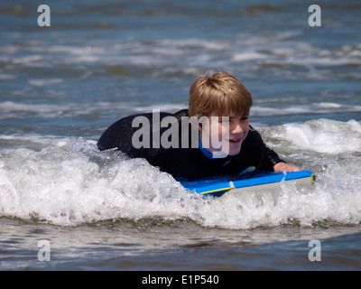 Kind lernen, Bodyboard, Bude, Cornwall, UK Stockfoto