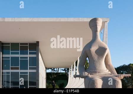 Das Oberste Bundesgericht & die Skulptur "Der Justiz" von Alfredo Ceschiatti auf der Plaza von den drei Mächten Brasilia Stockfoto