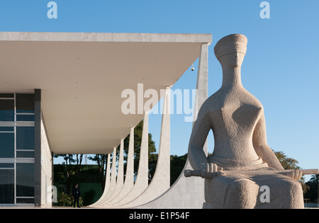 Der Oberste Bundesgerichtshof & die Skulptur 'The Justice' von Alfredo Ceschiatti auf dem Platz der drei Mächte Brasilia, Brasilien Stockfoto