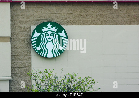 Starbucks-Logo-Schild an Mauerbau Stockfoto