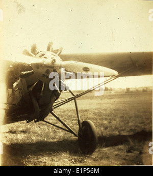 Dieses Foto zeigt einen historischen Flug von der Byrd Antarctic Expedition 1932 nach Little America. Der Flug war Teil der Erforschung der Antarktis durch Admiral Richard Byrd und trug zur frühen Geschichte der Polarluftfahrt bei. Stockfoto