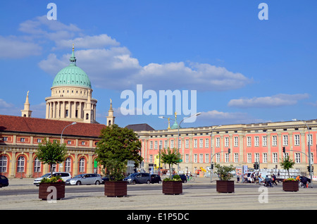 New City Palace (Haus des Parlaments) und St. Nikolai Kirche Potsdam Deutschland Stockfoto