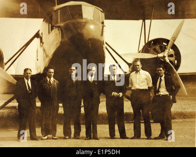 Ein historisches Foto des Fluges von Admiral Richard E. Byrd 1932 nach Little America, Antarktis. Byrds Expedition war einer der ersten erfolgreichen Flüge, um den Südpol zu erreichen, was maßgeblich zum Verständnis der Polarregionen und zur Weiterentwicklung der Luftfahrttechnologie für extreme Umgebungen beitrug. Stockfoto