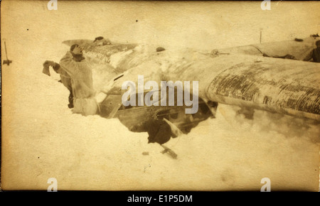 Dieses historische Foto zeigt die Byrd Antarctic Expedition nach Little America aus dem Jahr 1932, ein bedeutendes Ereignis in der Geschichte der Erkundung. Die Expedition unter der Leitung von Admiral Richard E. Byrd machte Pioniere bei der Erforschung der Antarktis, einschließlich des Einsatzes von Flugzeugen in Polarregionen. Stockfoto