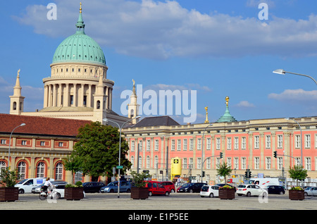 New City Palace (Haus des Parlaments) und St. Nikolai Kirche Potsdam Deutschland Stockfoto