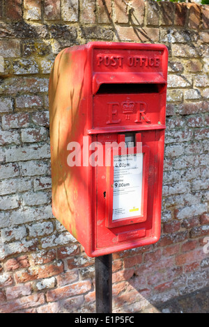 Ein Royal Mail-Briefkasten in England. Stockfoto