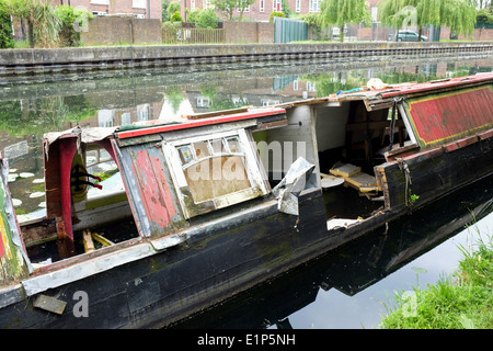 Eine abklingende Hausboot auf dem Fluss Lee (oder Lea) in Lee Valley Park im Osten Londons. VEREINIGTES KÖNIGREICH. Stockfoto