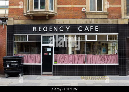 Exterieur des Regency Cafe auf Regency Straße in Victoria, London. VEREINIGTES KÖNIGREICH. Stockfoto