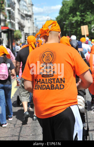 Piccadilly, London, UK. 8. Juni 2014. Sikhs marschieren durch London zum Gedenken an das Massaker an den goldenen Tempel von Amritsar im Jahr 1984.  Im Bild: Der Sikh Marsch von mehr als 20.000 macht seinen Weg entlang Piccadilly zu einer Kundgebung auf dem Trafalgar Square. Bildnachweis: Matthew Chattle/Alamy Live-Nachrichten Stockfoto