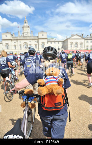 Horse Guards Parade, London, UK. 8. Juni 2014. Eine Frau mit einer Hilfe für Helden-Teddy-Bären als mehr als 2.000 Fahrer machen ihren Weg auf Horse Guards als Held-Fahrt zu einem Ende kommt Geldbeschaffung für Soldaten und ihre Familien. Bildnachweis: Matthew Chattle/Alamy Live-Nachrichten Stockfoto