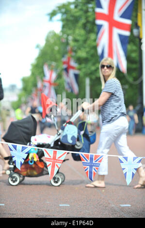 Die Mall, London, UK. 8. Juni 2014. Flaggen auf der Mall als die Helden Fahrt kommt zu einem Ende, Geld für Soldaten und ihre Familien zu sammeln. Bildnachweis: Matthew Chattle/Alamy Live-Nachrichten Stockfoto