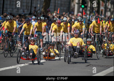 Whitehall, London UK. 8. Juni 2014. Über 1000 Fundraising-Radfahrer, darunter Mark Cavendish, Reisen nach Whitehall in der Kenotaph nach einem langen Ritt nach einem kurzen Service vor Abschluss der Reise in die Horse Guards Parade in der heißen Sommersonne. Bildnachweis: Malcolm Park Leitartikel/Alamy Live-Nachrichten Stockfoto