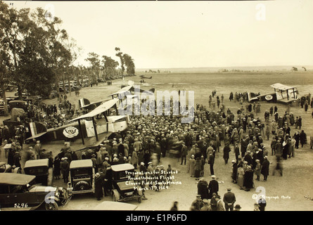 Der Douglas World Cruiser absolvierte 1924 einen historischen Rundflug um die Welt. Diese Pionierreise markiert einen Meilenstein in der Luftfahrtgeschichte und zeigt die Fähigkeiten früherer Flugzeuge im Fernverkehr. Stockfoto